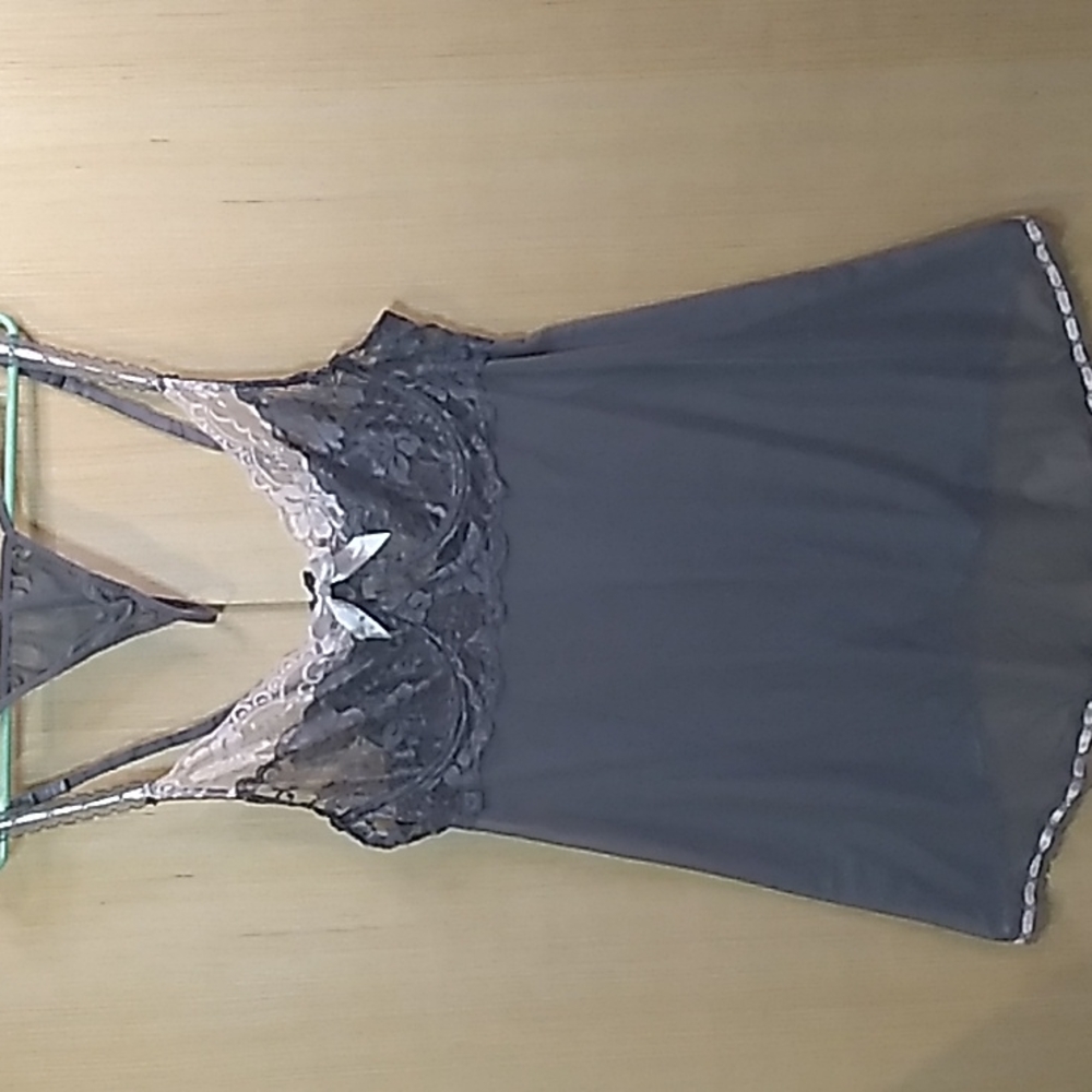 Gray & White polyester size XXL w underwire pit to pit 22 inches length 33 inch